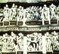 mannsgrosse skulpturen an einem tempel in kajuraho